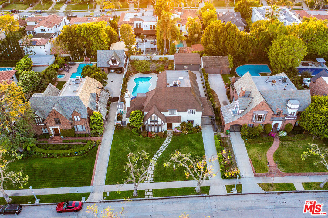 157 N Las Palmas Ave