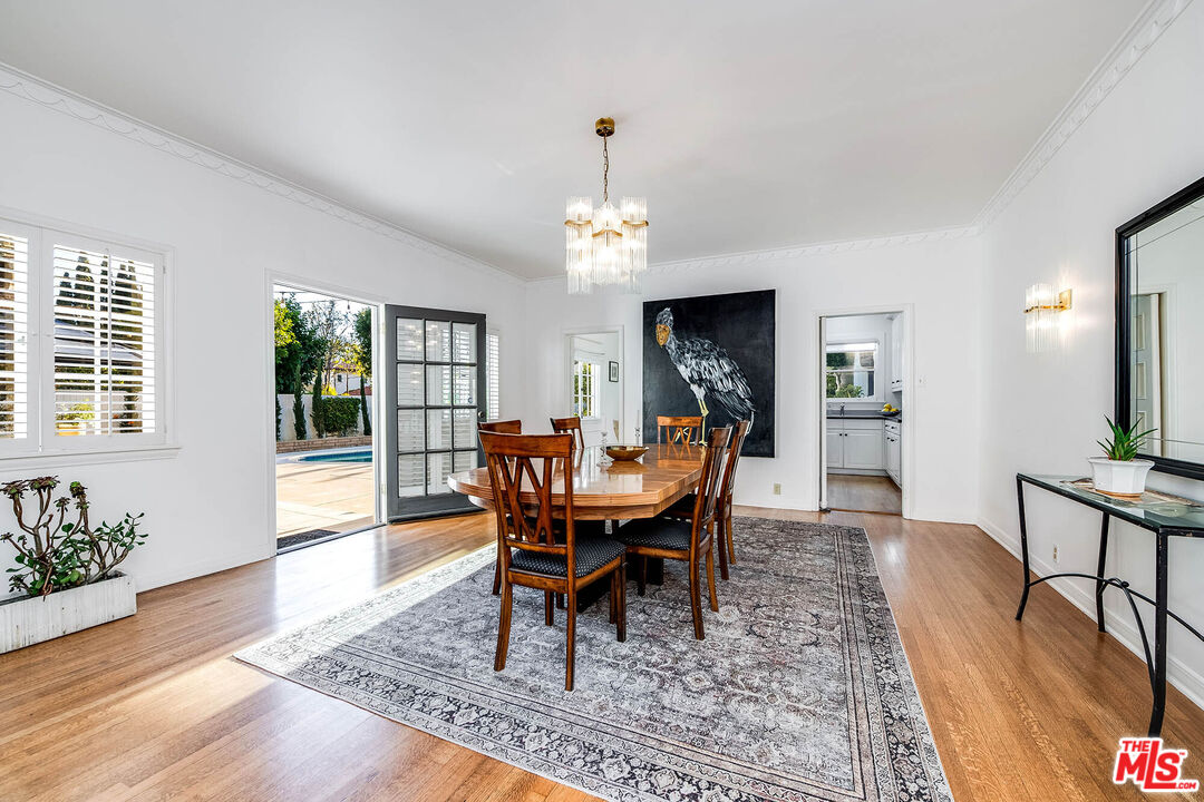 157 N Las Palmas Ave