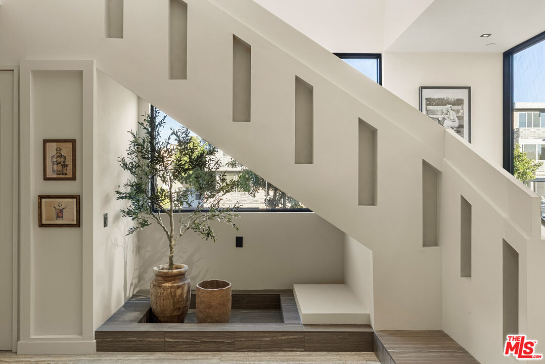 1021 N Ogden Dr Unit: PH 4