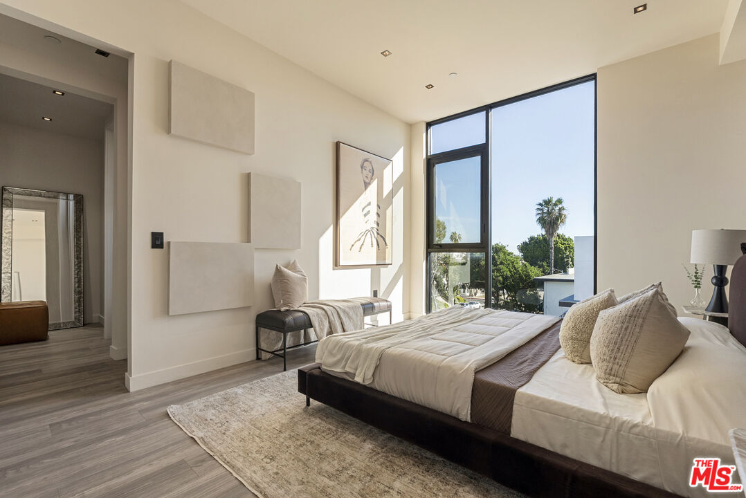 1021 N Ogden Dr Unit: PH 4