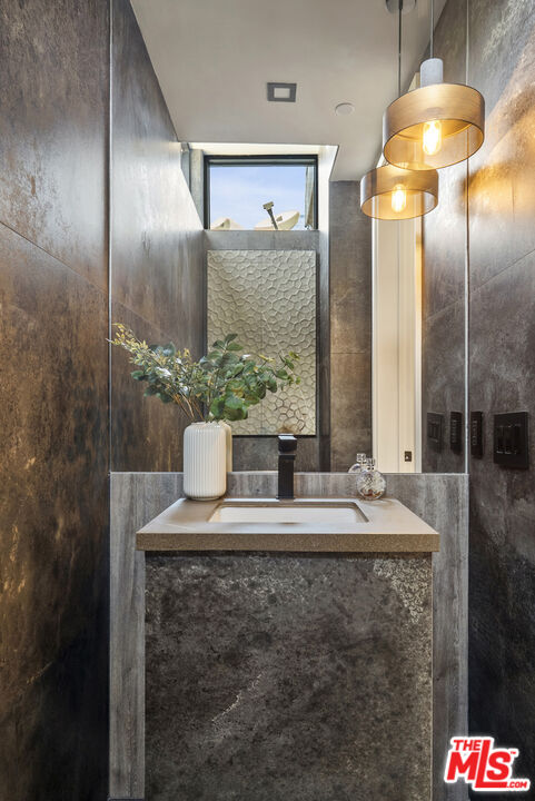 1021 N Ogden Dr Unit: PH 4