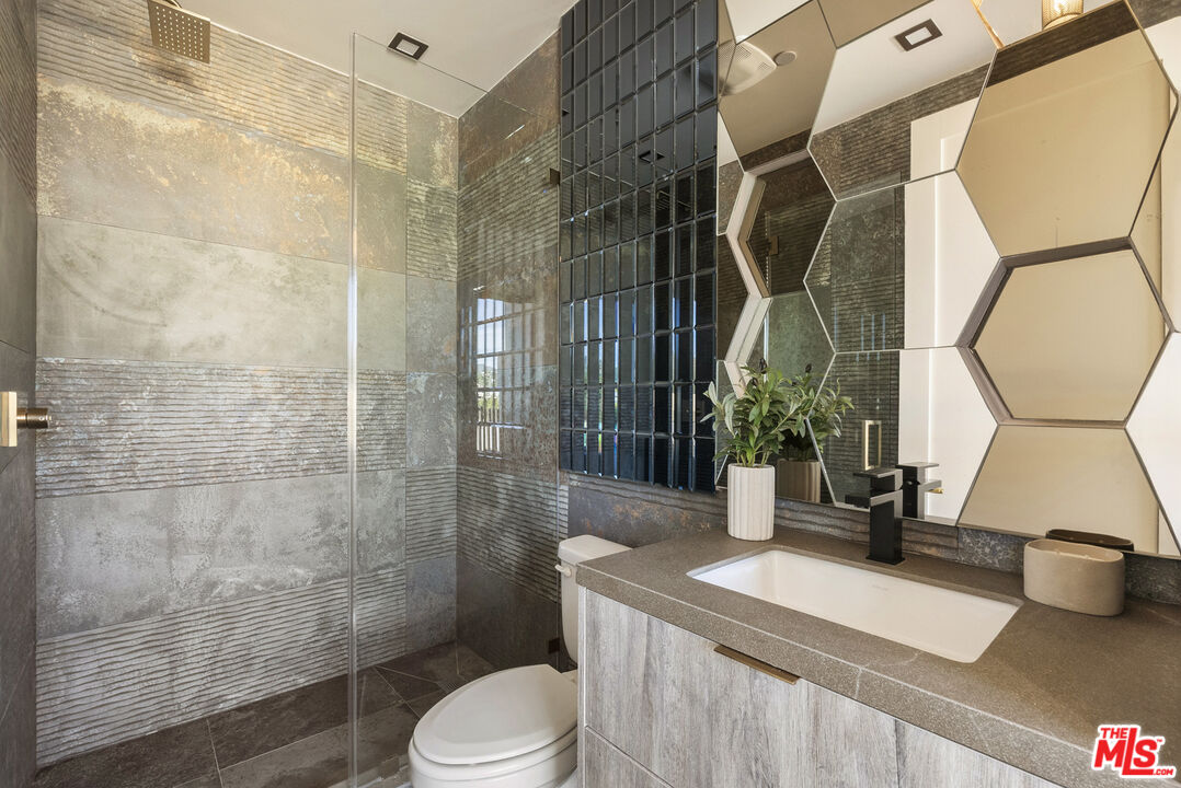 1021 N Ogden Dr Unit: PH 4