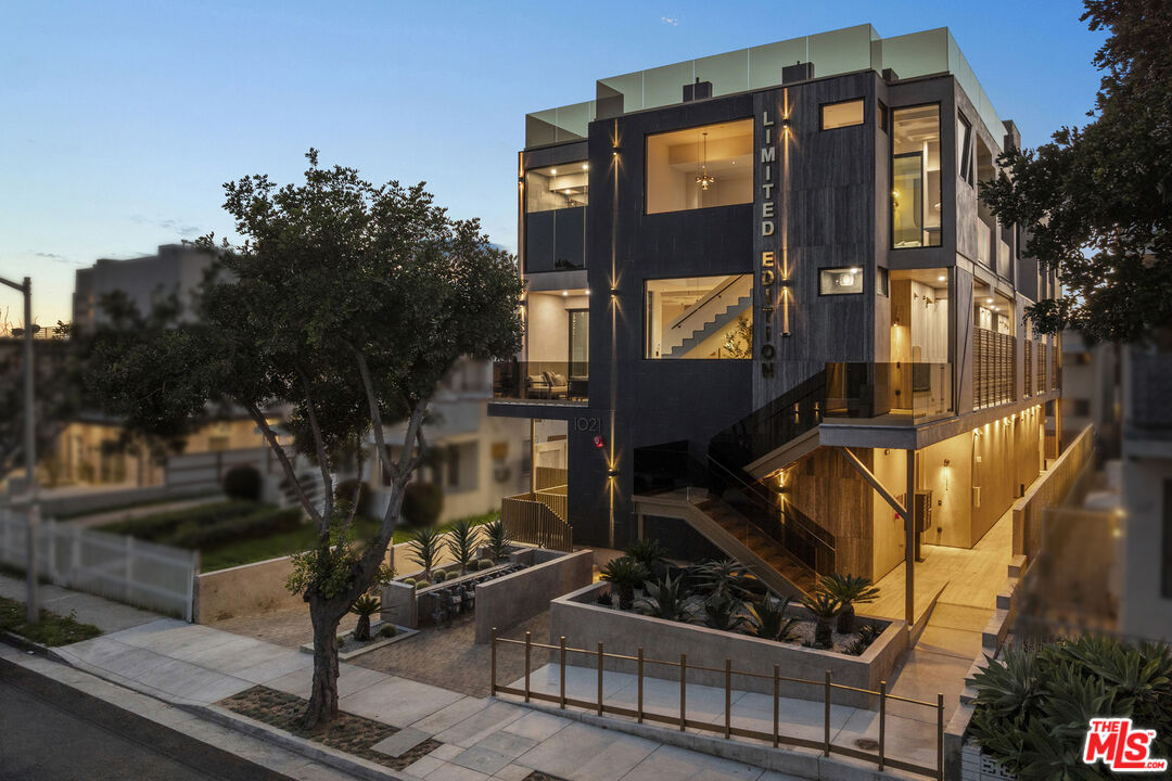 1021 N Ogden Dr Unit: PH 4