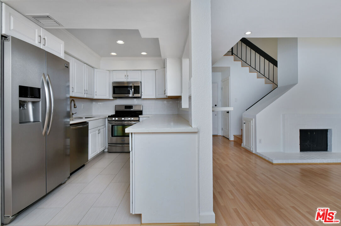 4425 Whitsett Ave Unit: 218
