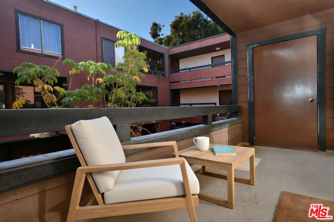 4425 Whitsett Ave Unit: 218
