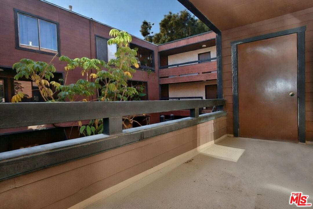 4425 Whitsett Ave Unit: 218