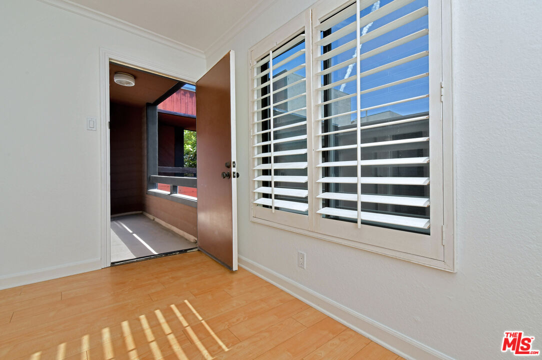4425 Whitsett Ave Unit: 218