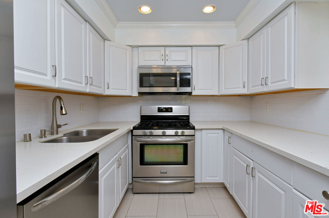 4425 Whitsett Ave Unit: 218