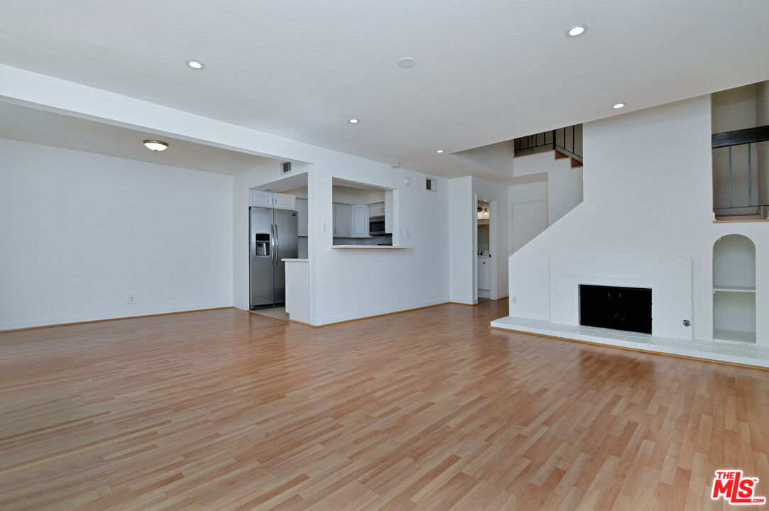 4425 Whitsett Ave Unit: 218
