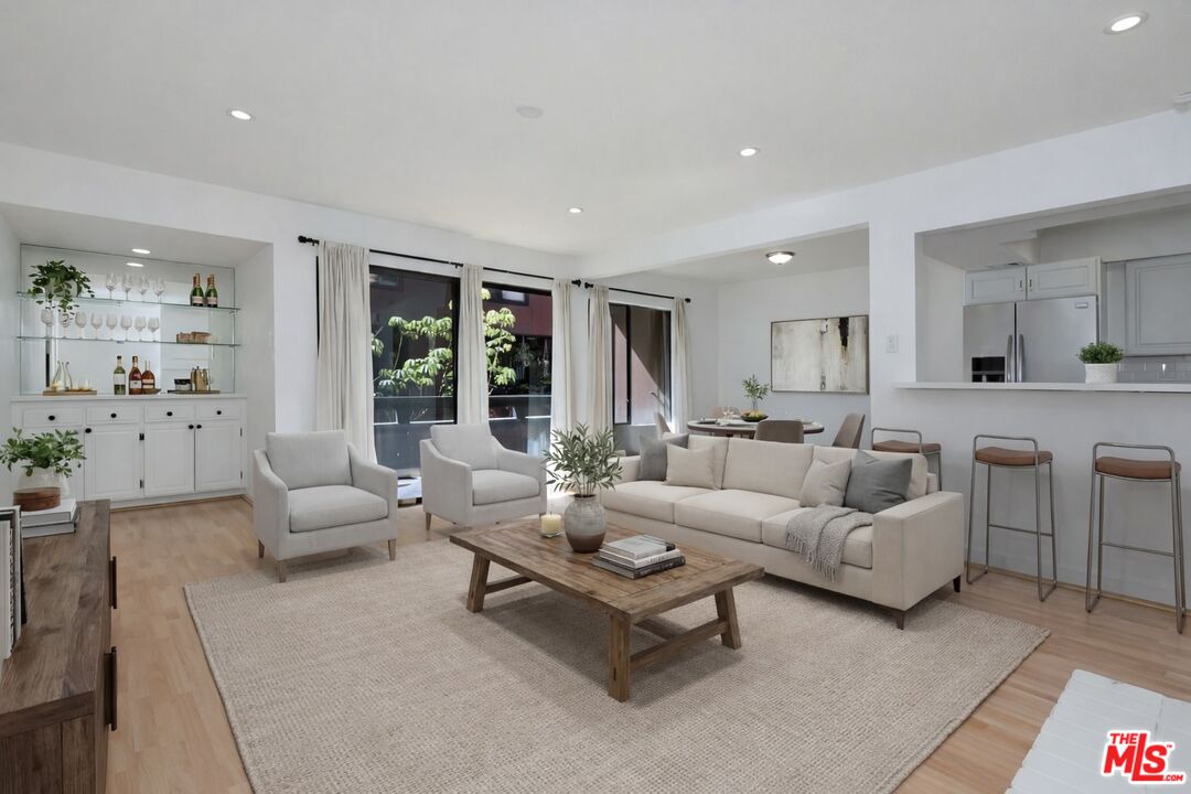 4425 Whitsett Ave Unit: 218
