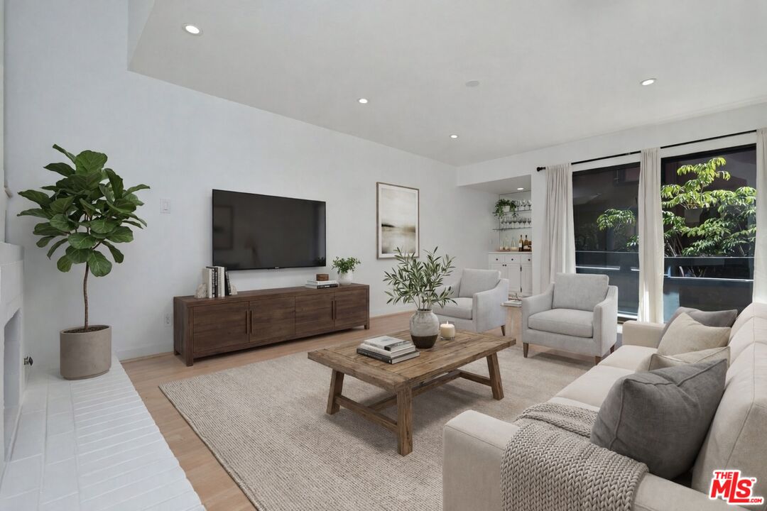 4425 Whitsett Ave Unit: 218