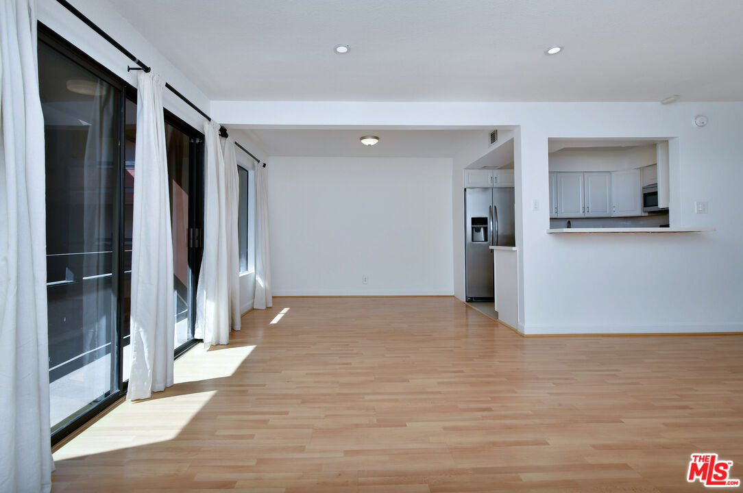 4425 Whitsett Ave Unit: 218