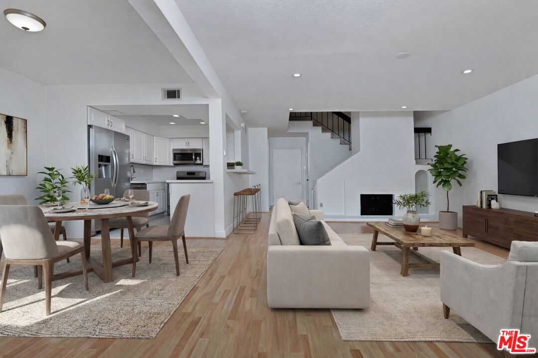 4425 Whitsett Ave Unit: 218