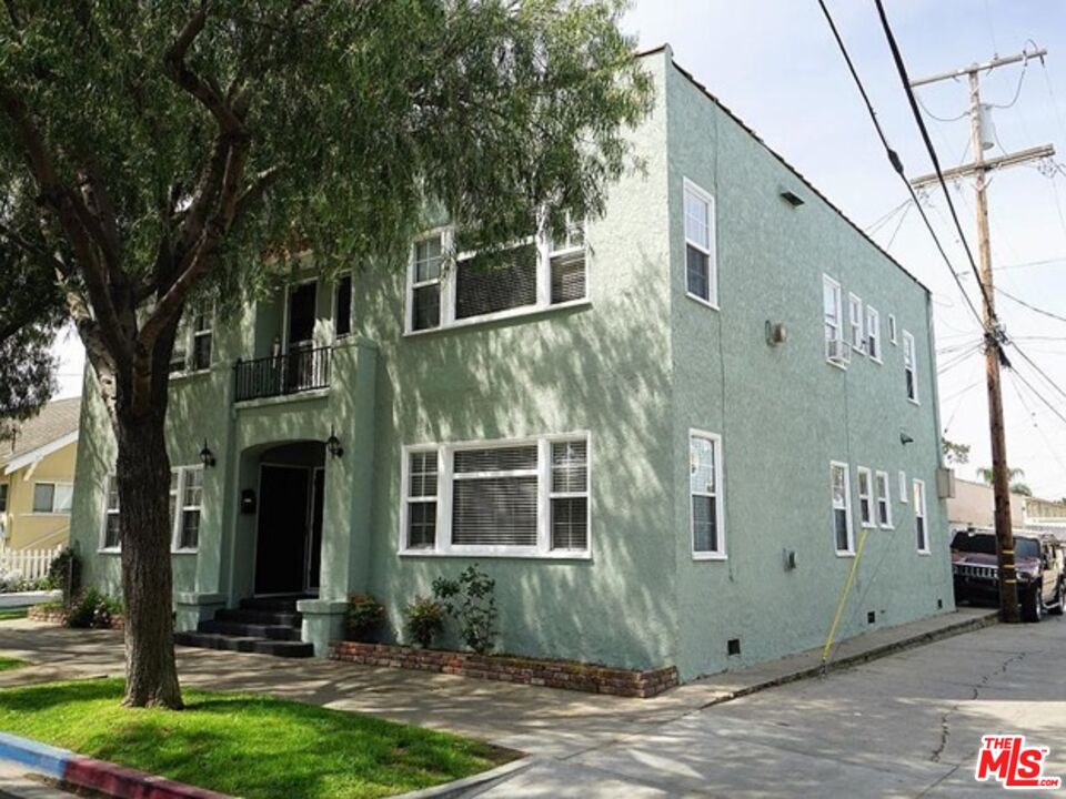1545 E 4th St