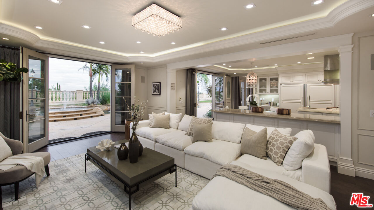 3016 Elvido DR