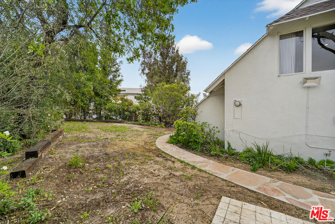 935 Linda Flora Dr