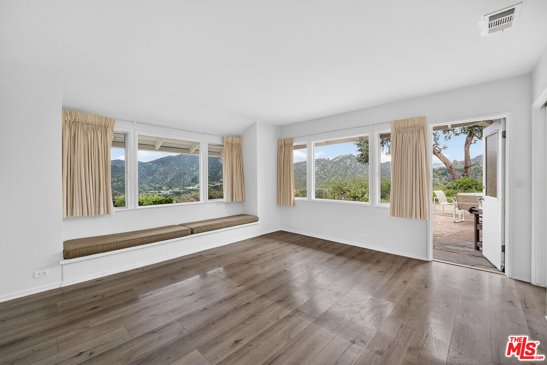 935 Linda Flora Dr