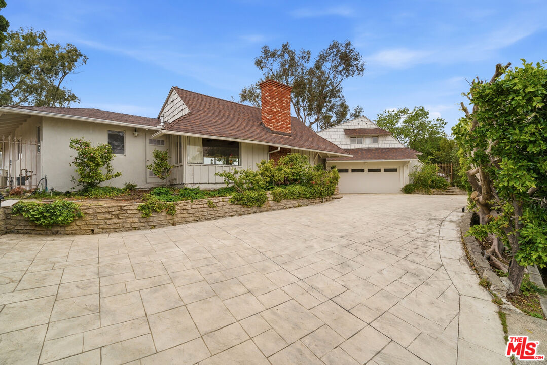 935 Linda Flora Dr