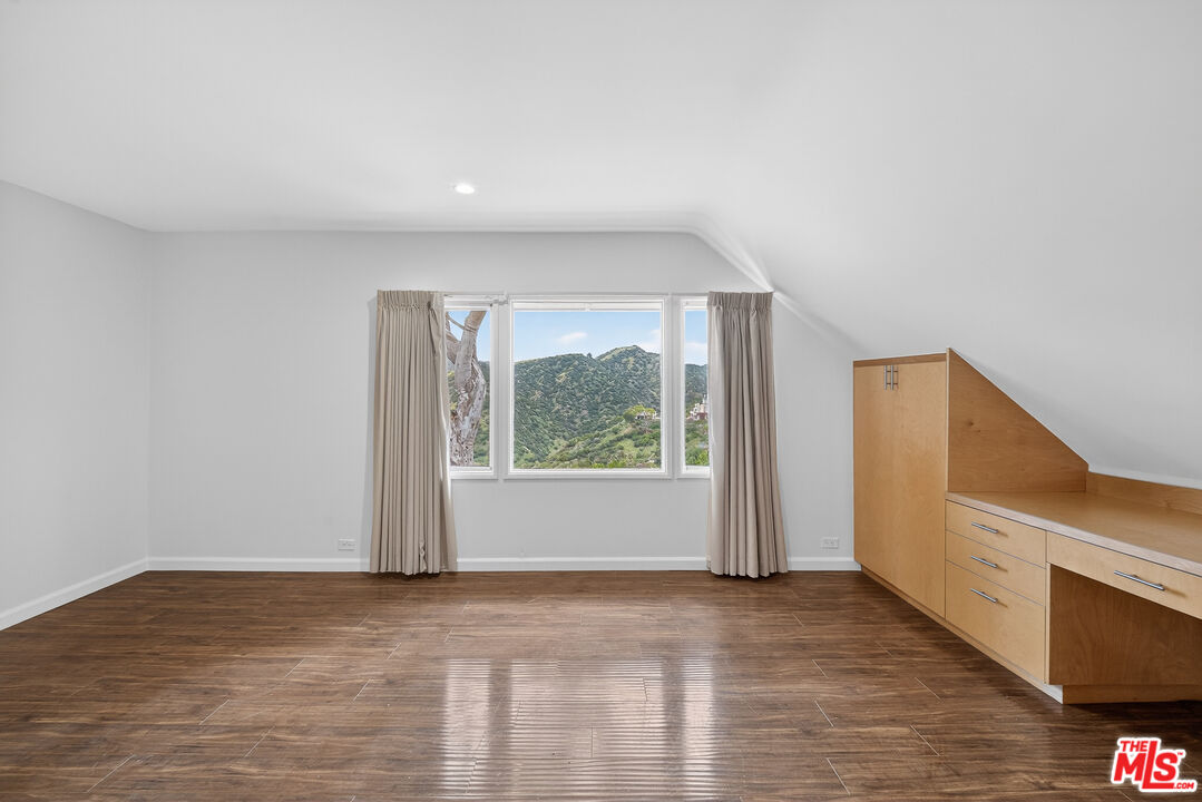 935 Linda Flora Dr