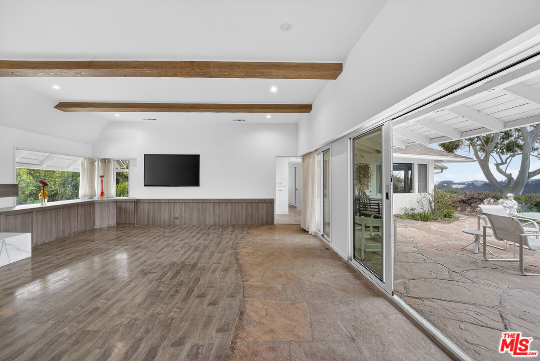 935 Linda Flora Dr