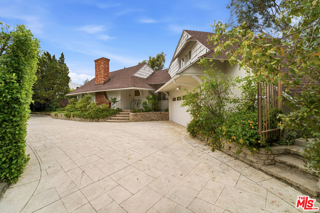 935 Linda Flora Dr