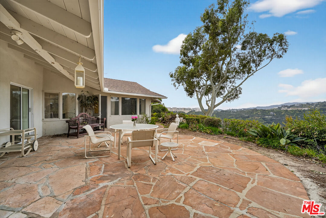 935 Linda Flora Dr