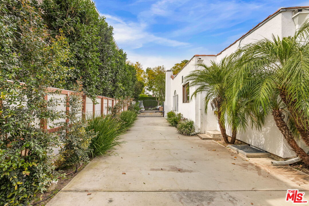 1134 N Poinsettia Pl