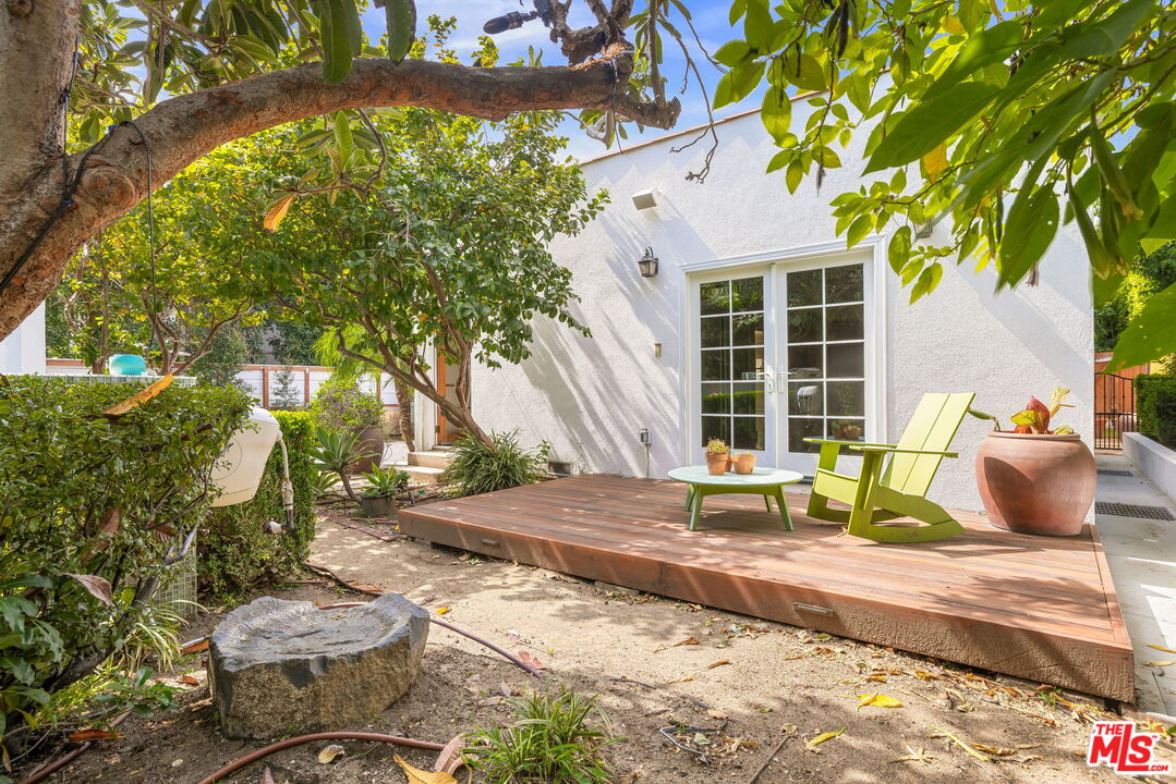 1134 N Poinsettia Pl