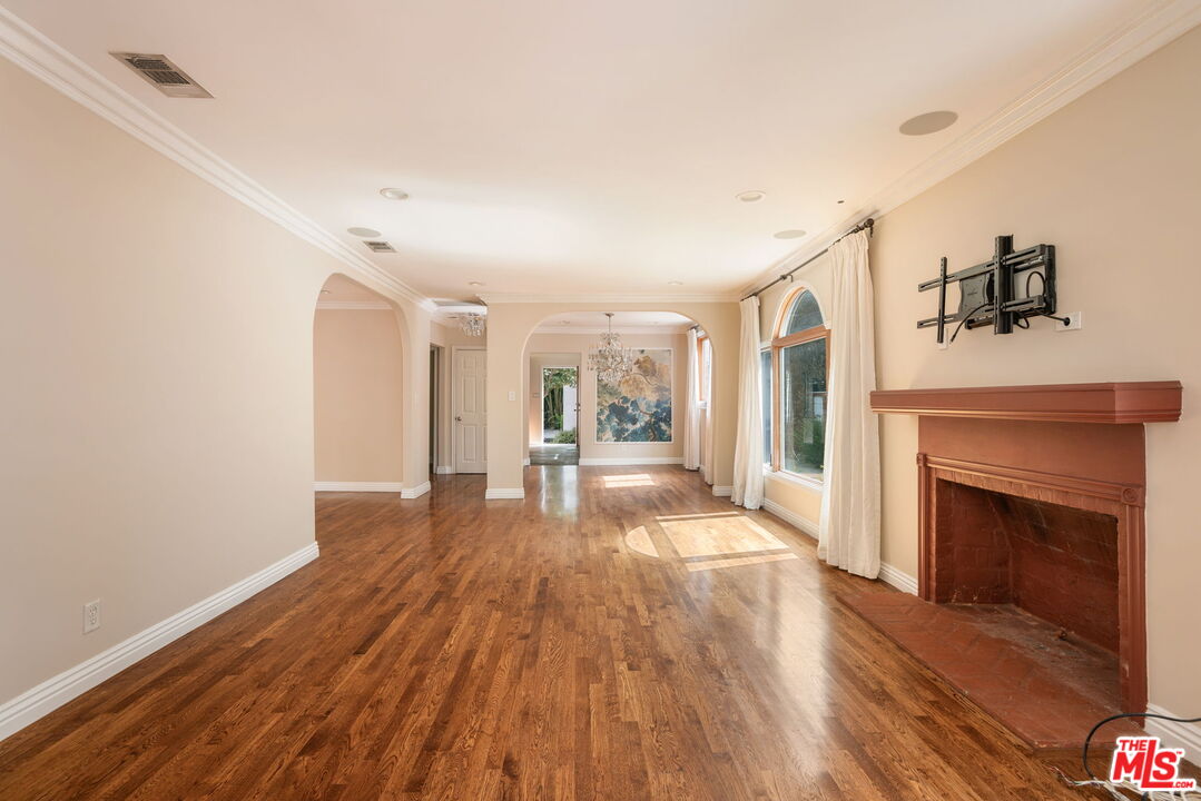 1134 N Poinsettia Pl