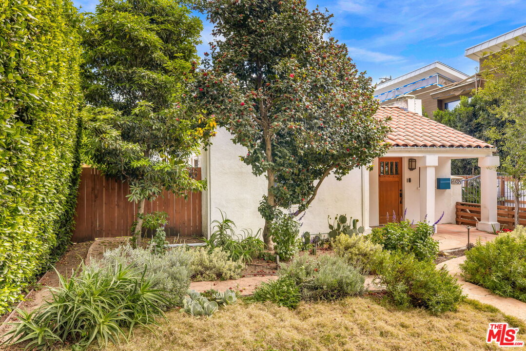 1134 N Poinsettia Pl