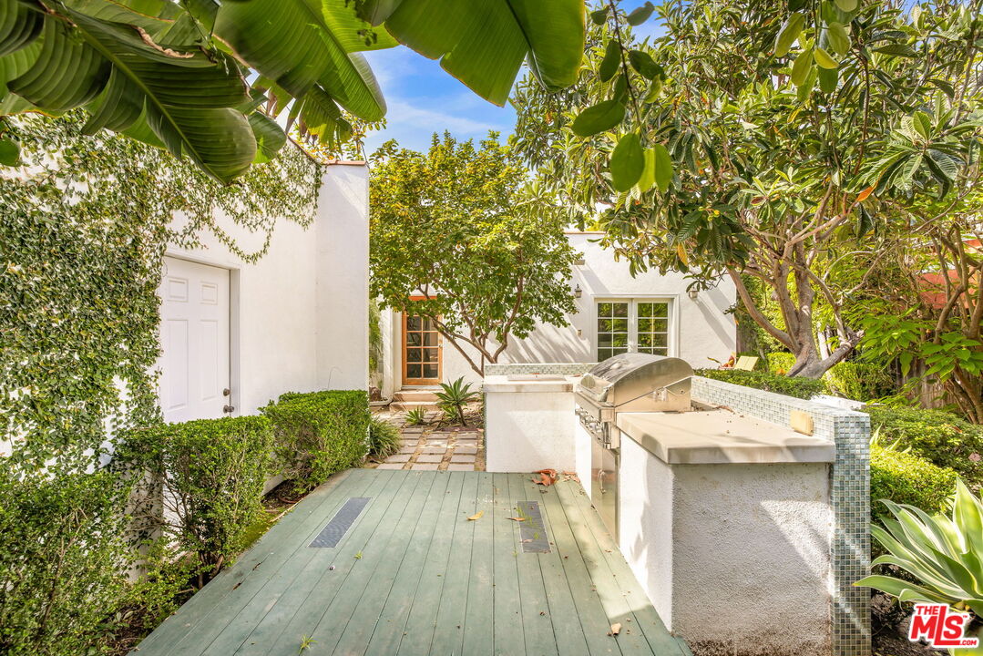 1134 N Poinsettia Pl
