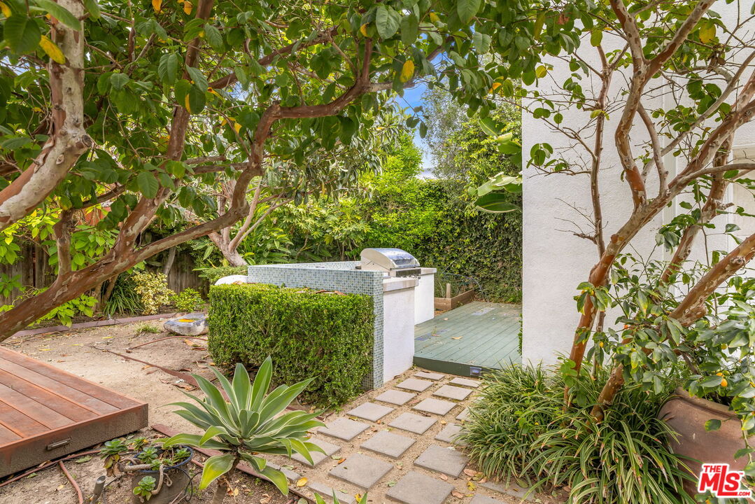 1134 N Poinsettia Pl