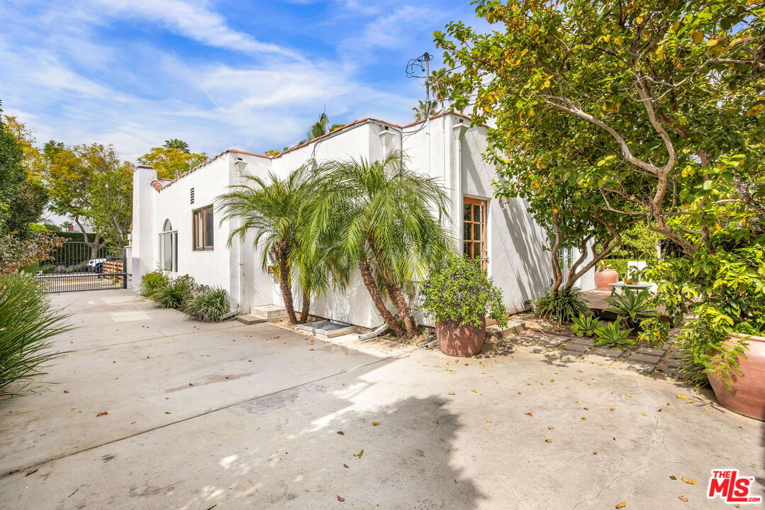 1134 N Poinsettia Pl
