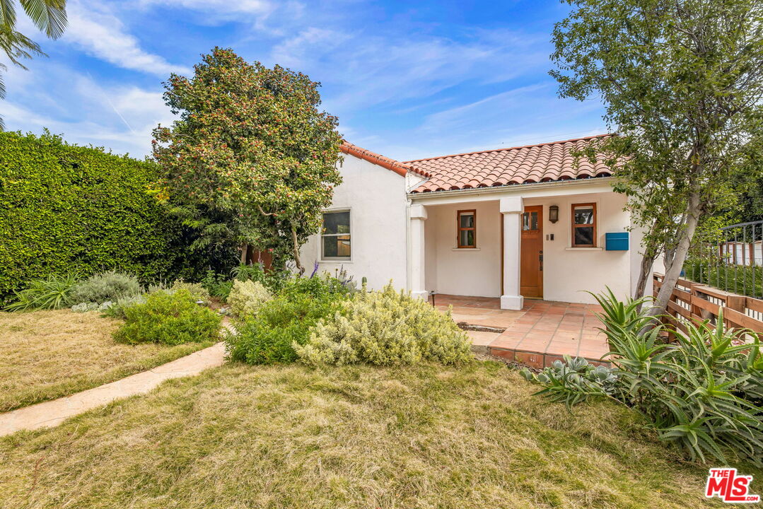 1134 N Poinsettia Pl
