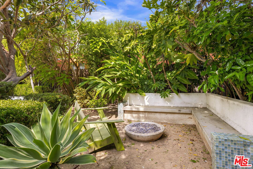 1134 N Poinsettia Pl