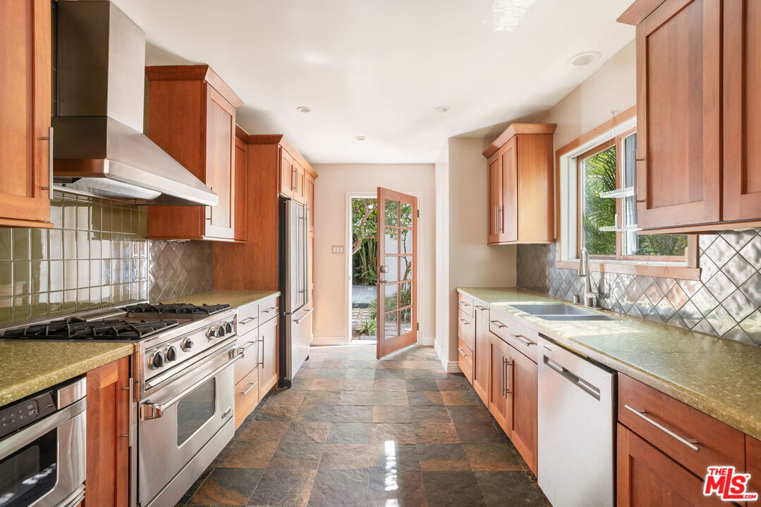 1134 N Poinsettia Pl