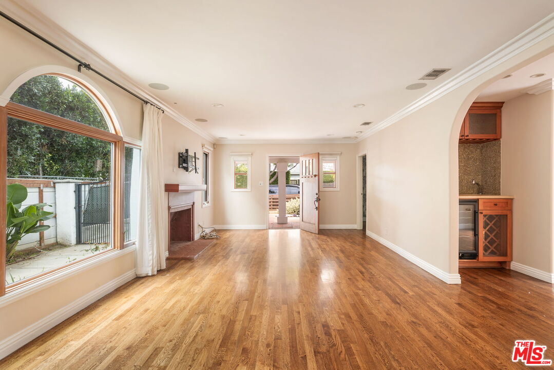 1134 N Poinsettia Pl