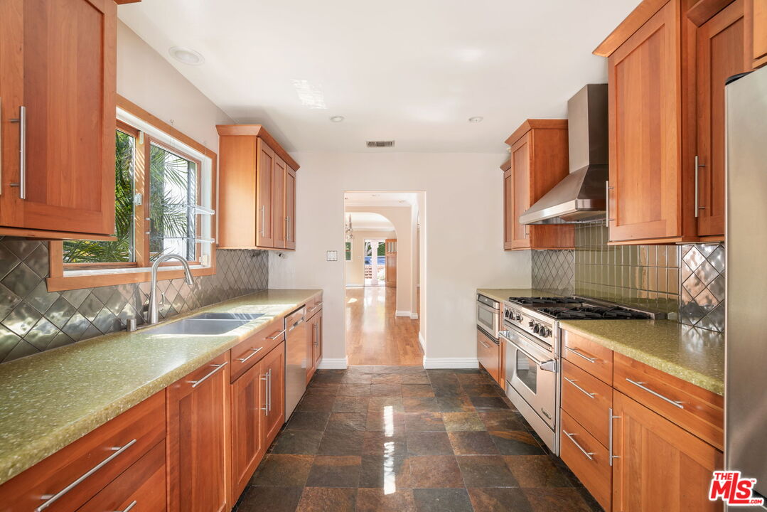 1134 N Poinsettia Pl