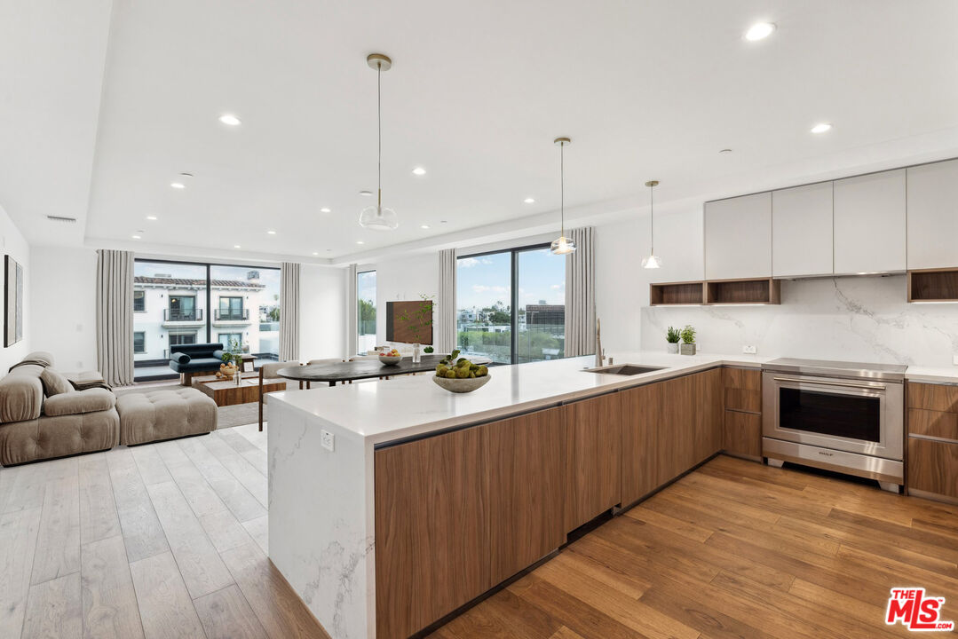 725 N Croft Ave Unit: 302