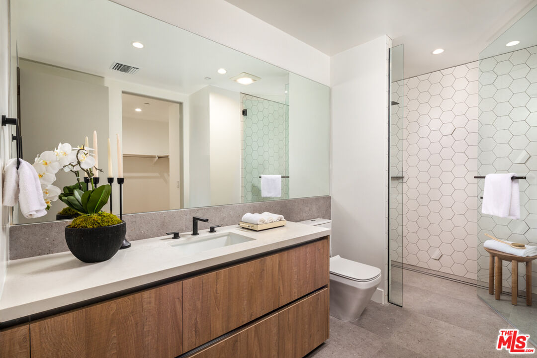 725 N Croft Ave Unit: 302