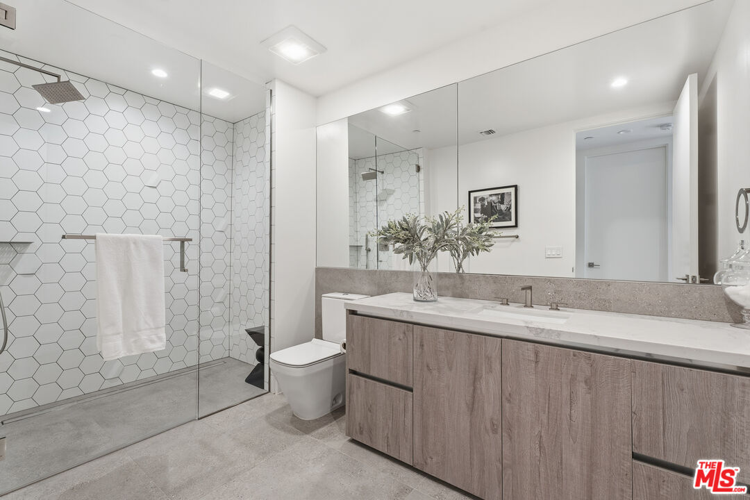 725 N Croft Ave Unit: 302