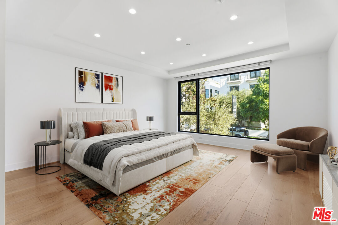 725 N Croft Ave Unit: 302