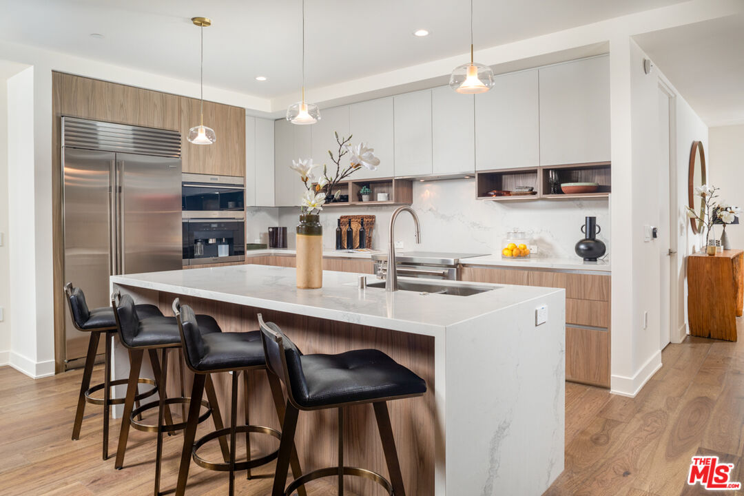 725 N Croft Ave Unit: 302
