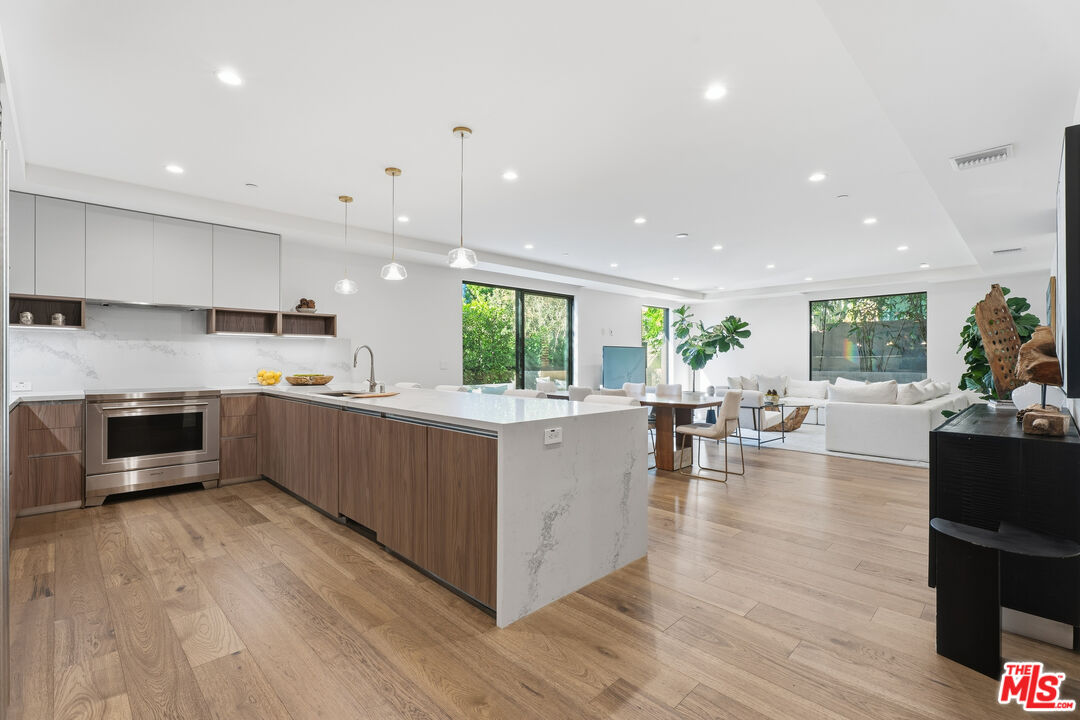 725 N Croft Ave Unit: 302