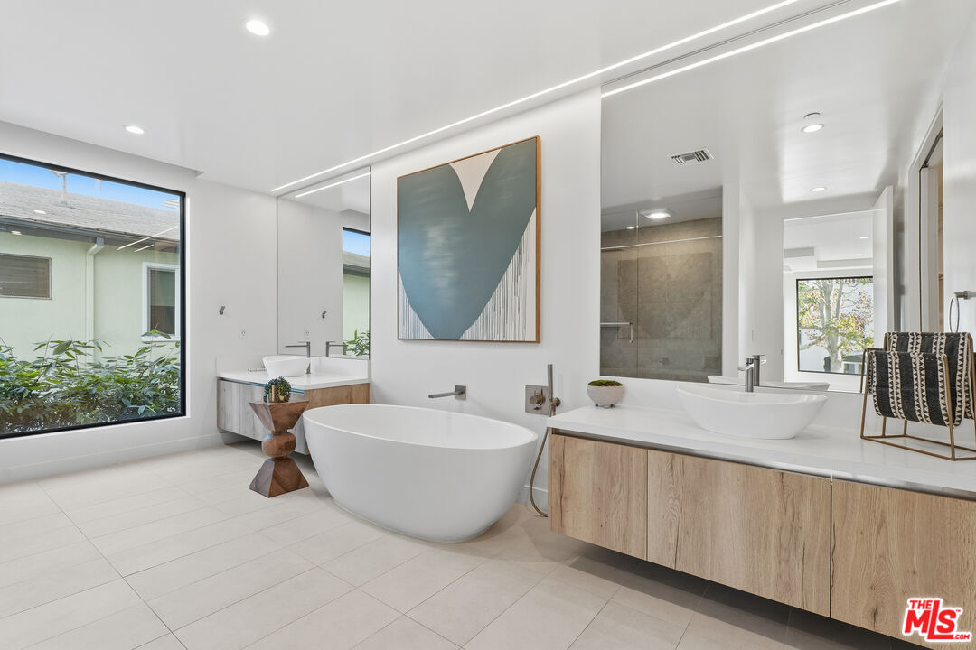 725 N Croft Ave Unit: 302