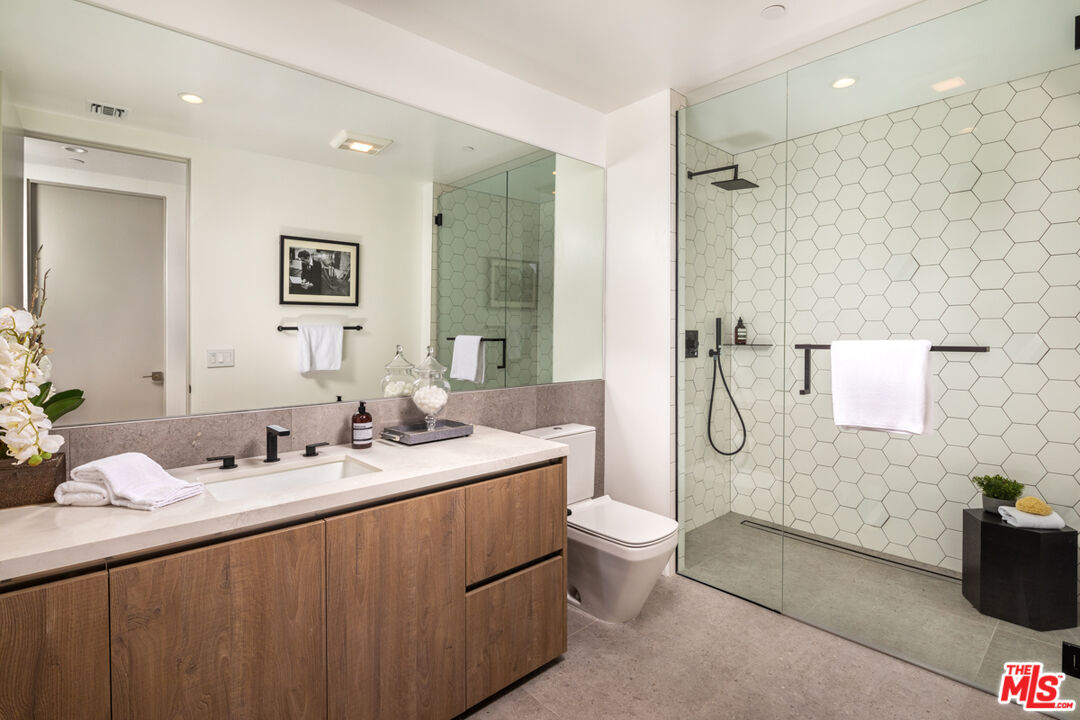 725 N Croft Ave Unit: 302