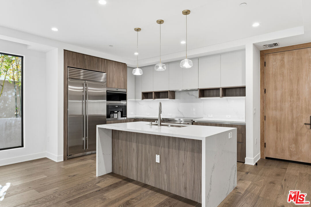 725 N Croft Ave Unit: 302