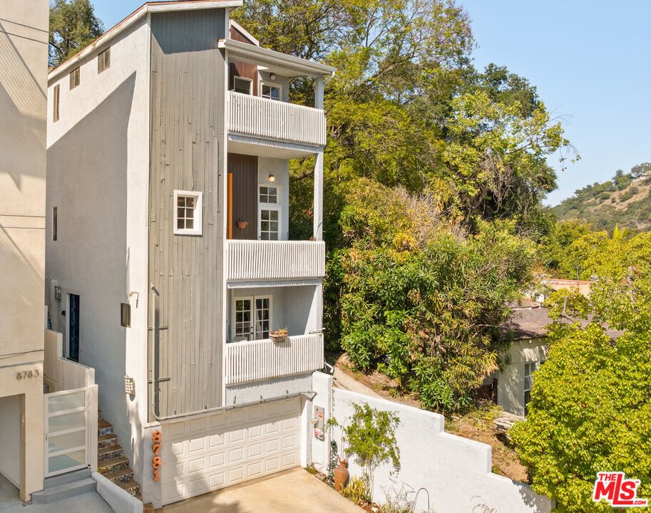 8781 Lookout Mountain Ave