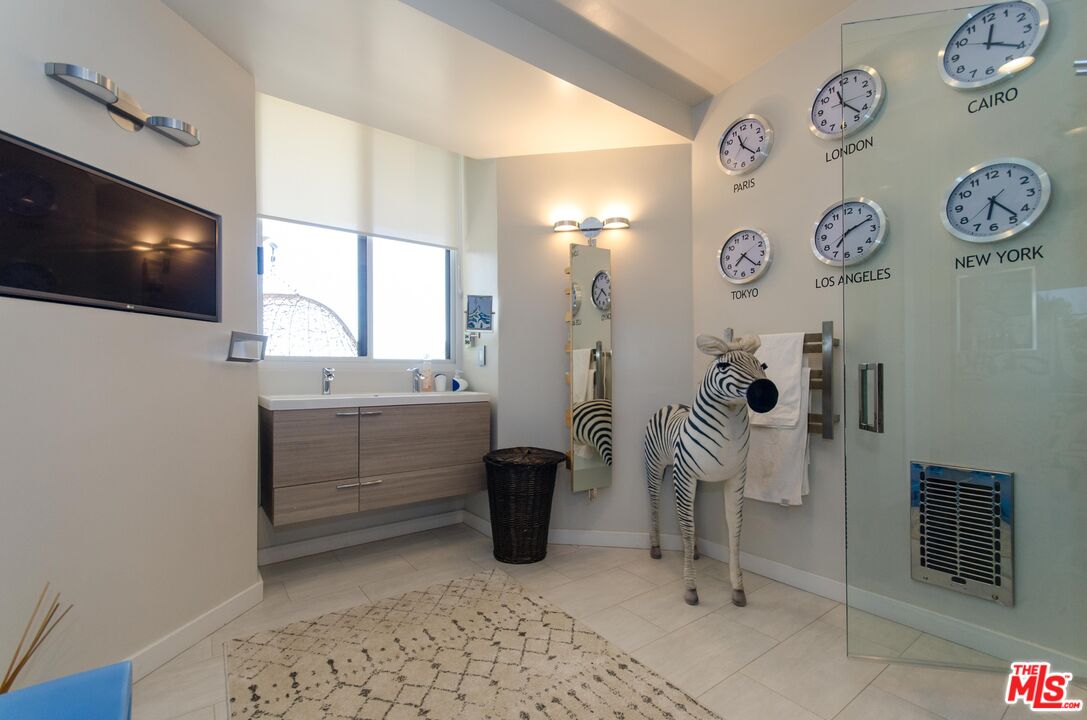 510 Leslie Ln Unit: B