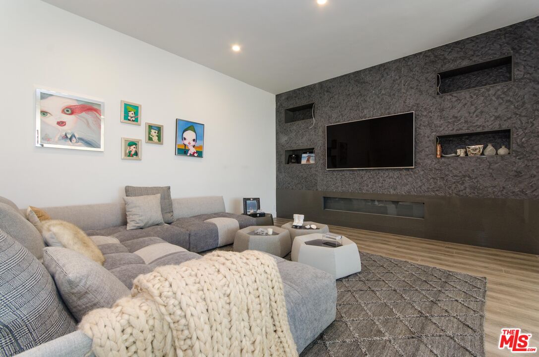 510 Leslie Ln Unit: B